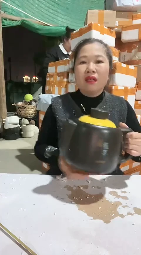 陶瑕疵2.0黑色养生壶盖偏小