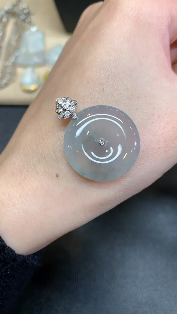 【闪购商品】翡翠颈饰18K金镶嵌平安扣【无服务费】