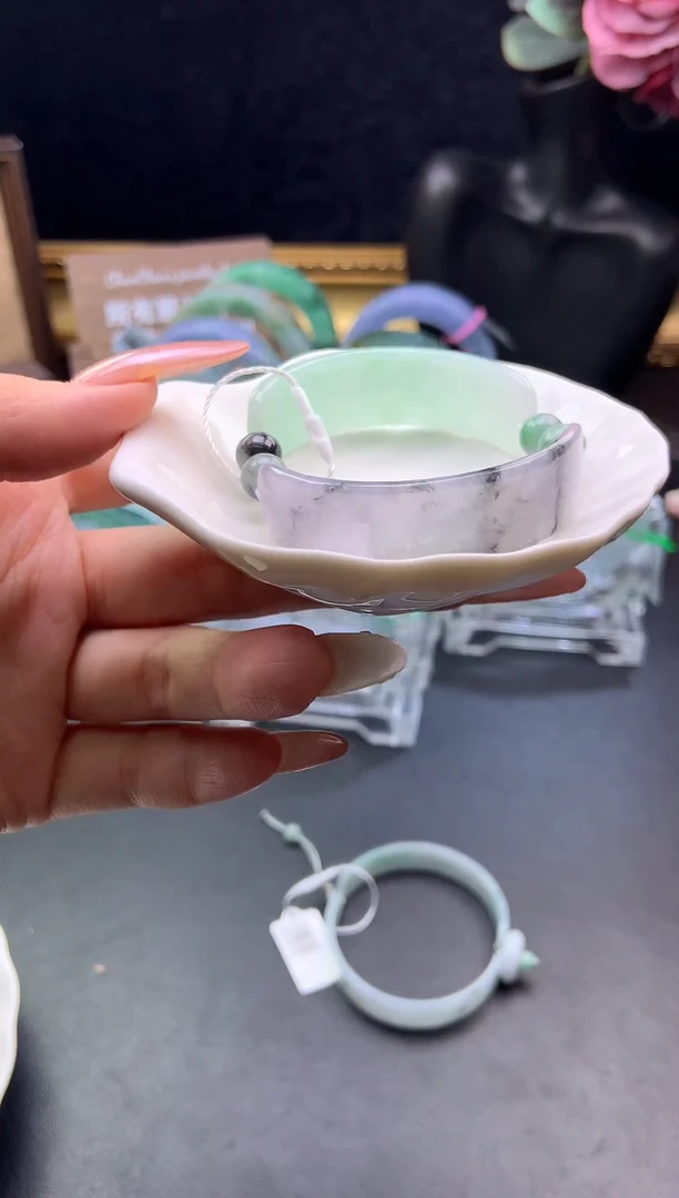 未镶嵌挂件翡翠半镯