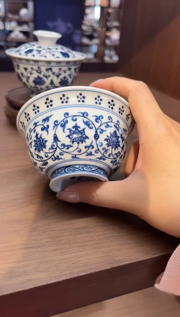 摆件常年展缠枝莲大压手