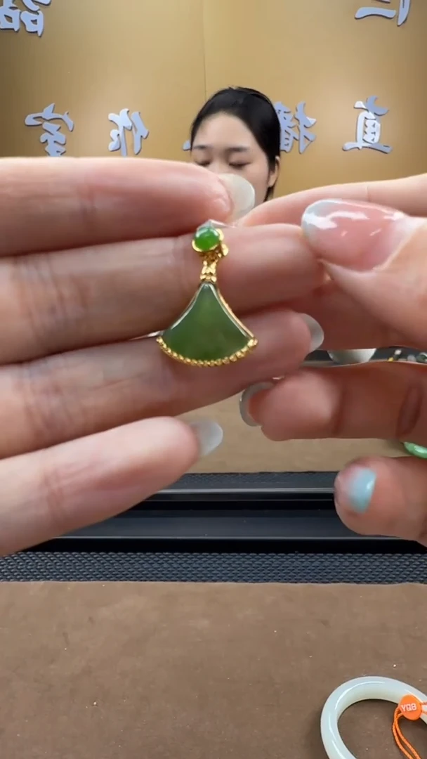 颈饰18K金镶嵌和田玉挂件