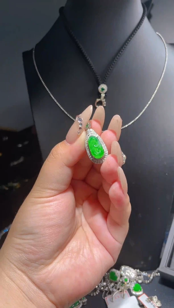 【闪购商品】翡翠颈饰未镶嵌天然A货翡翠