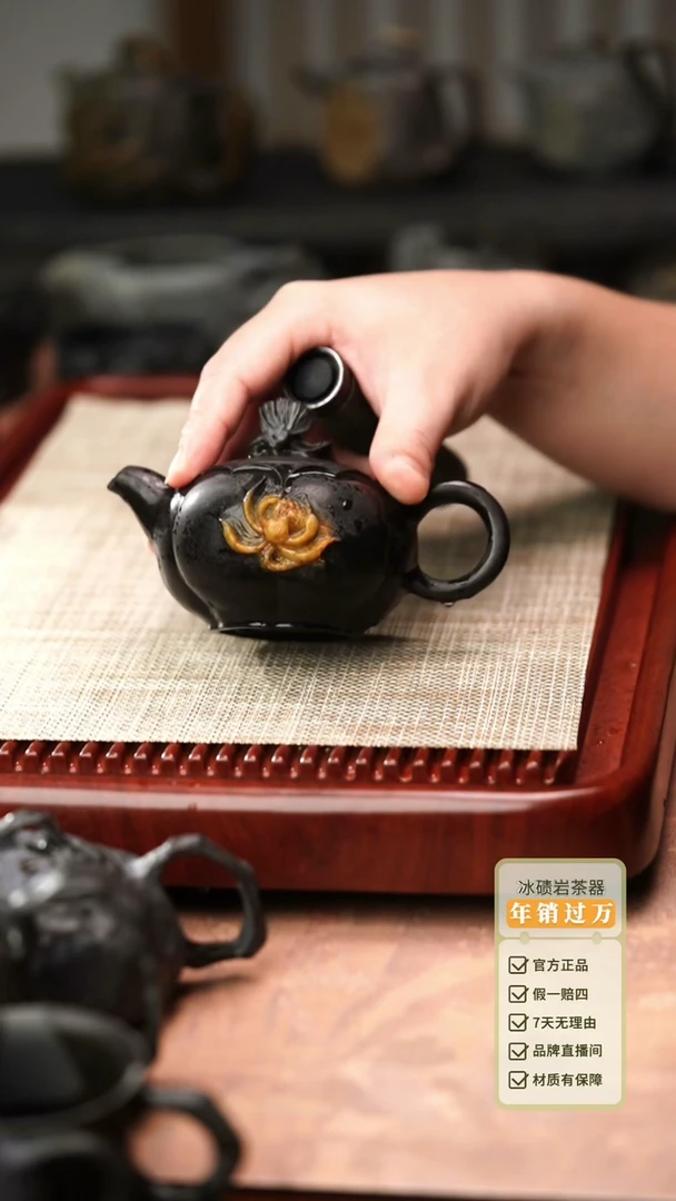 中式归玉堂冰碛岩重工雕刻俏色莲花壶