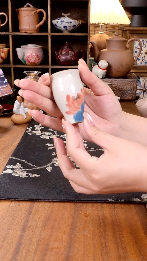 釉下手绘荷韵美人杯