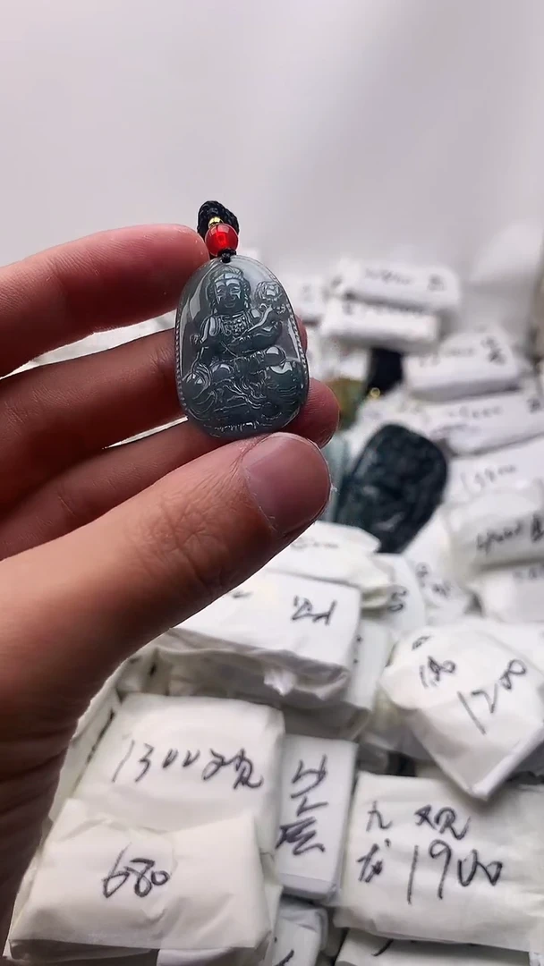 翡翠未镶嵌颈饰大势至