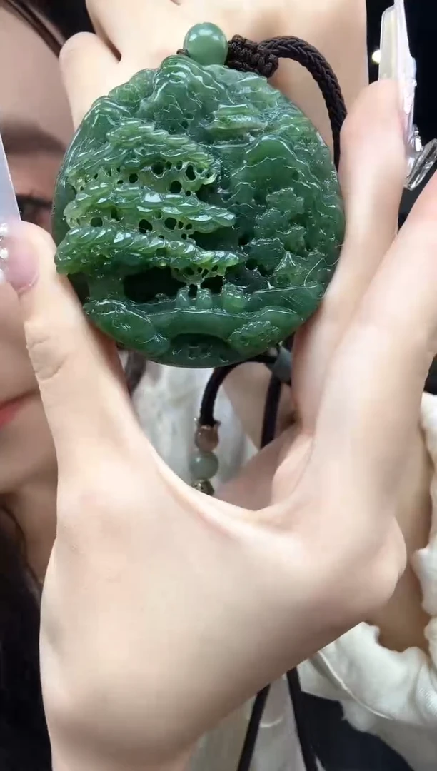 颈饰未镶嵌和田玉（碧玉）圆牌-和田玉山水牌