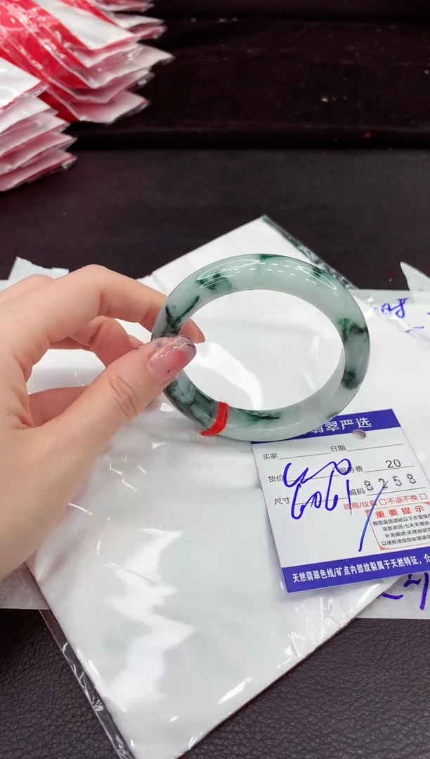 翡翠手镯未镶嵌1