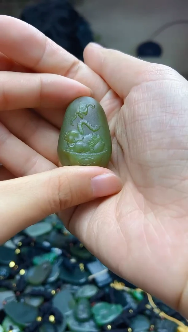 颈饰未镶嵌和田玉1