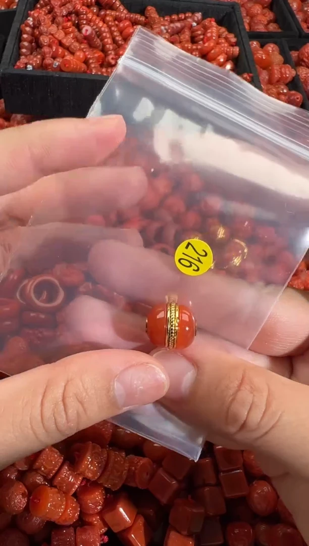 南红玛瑙未镶嵌颈饰1