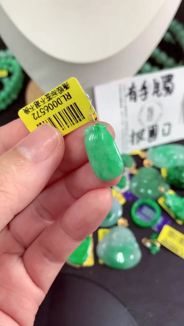 吊坠(不含链)18K金镶嵌翡翠多样性发货其中一件