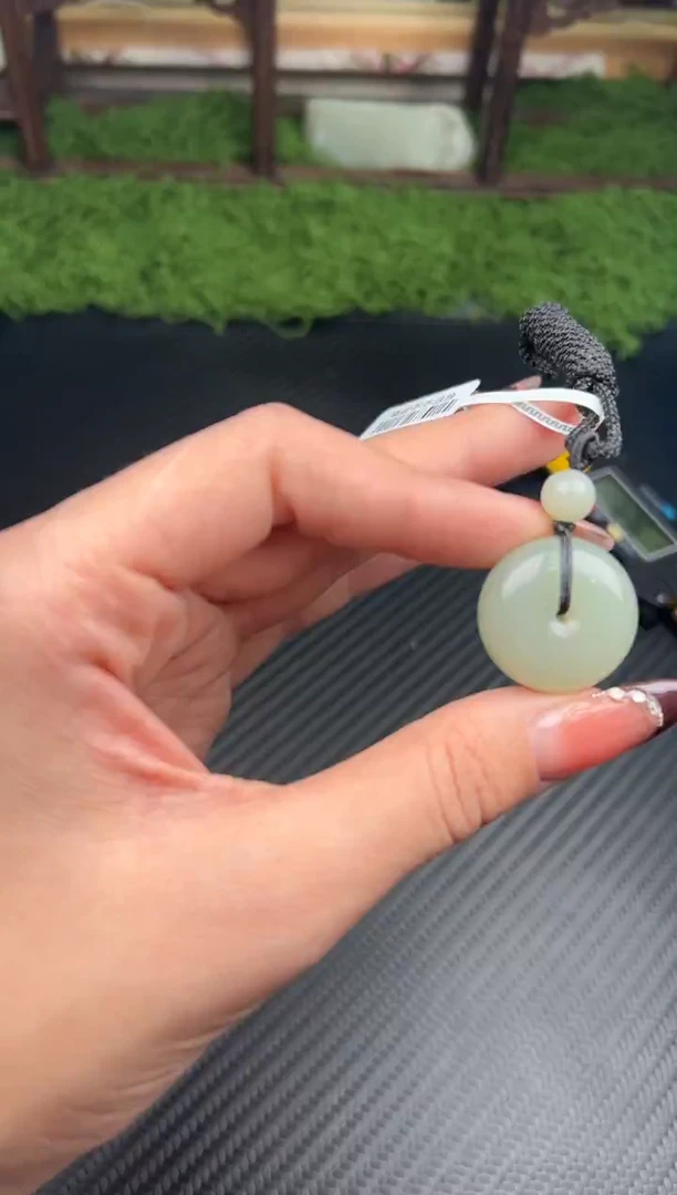 吊坠(赠链)未镶嵌和田玉且末微色差近矿平安扣