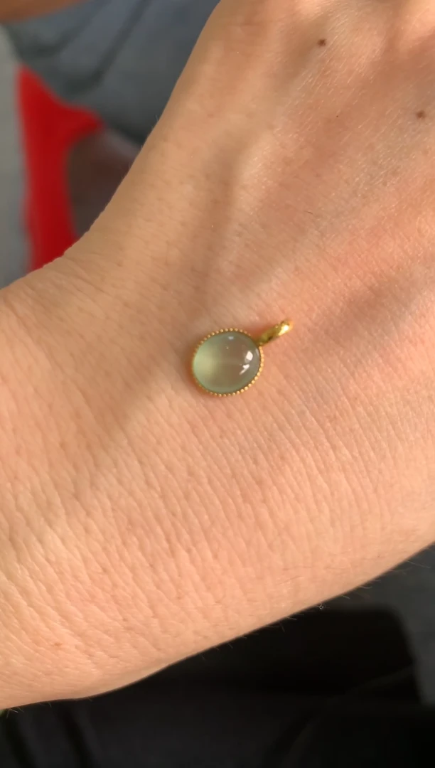 翡翠18K金镶嵌颈饰蛋面小滴溜