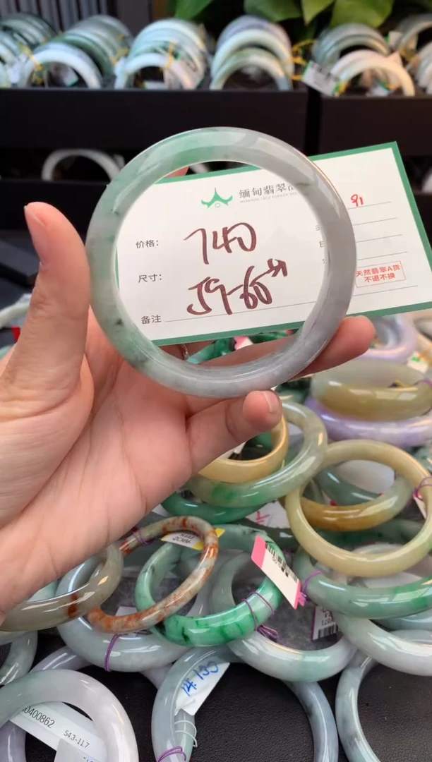 未镶嵌定制翡翠毛货需精细抛光+多人