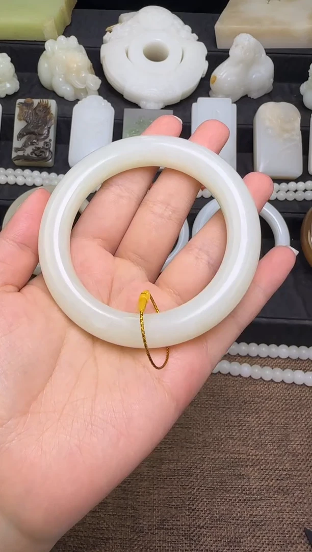 未镶嵌手镯和田玉手镯