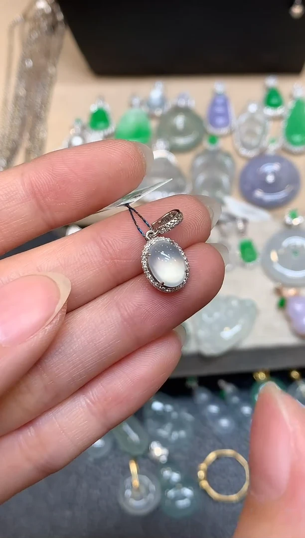 颈饰18K金镶嵌翡翠蛋面【无服务费