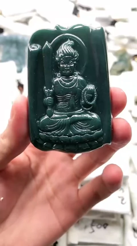 翡翠未镶嵌颈饰不动
