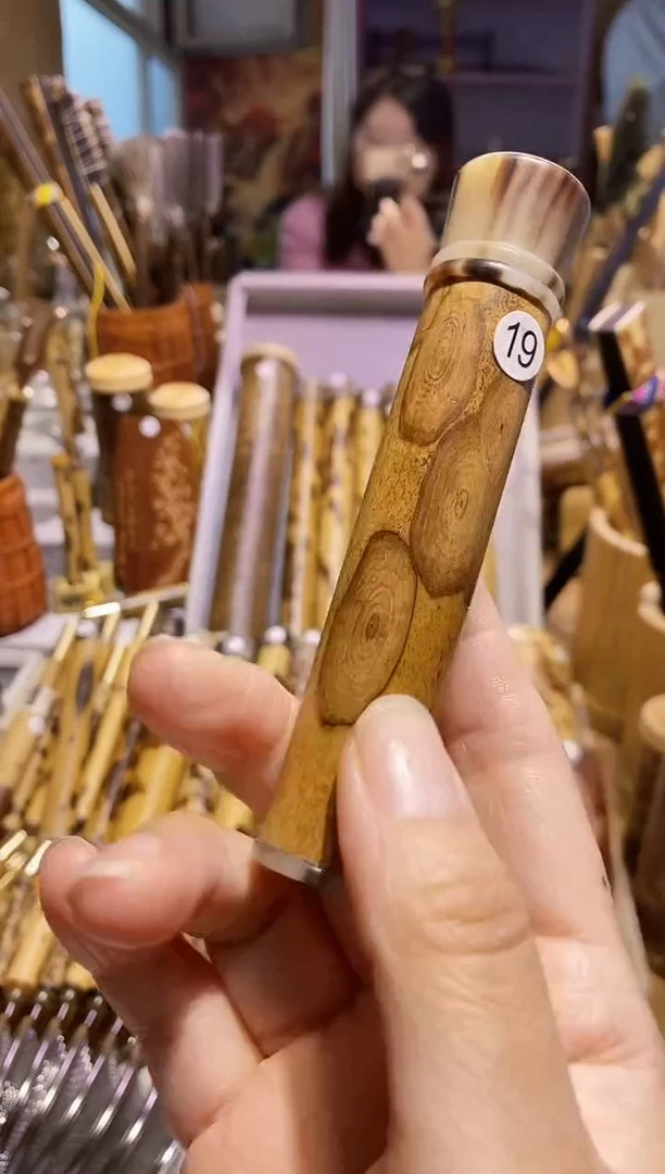 天***生老梅鹿竹精品大花牙签筒一个