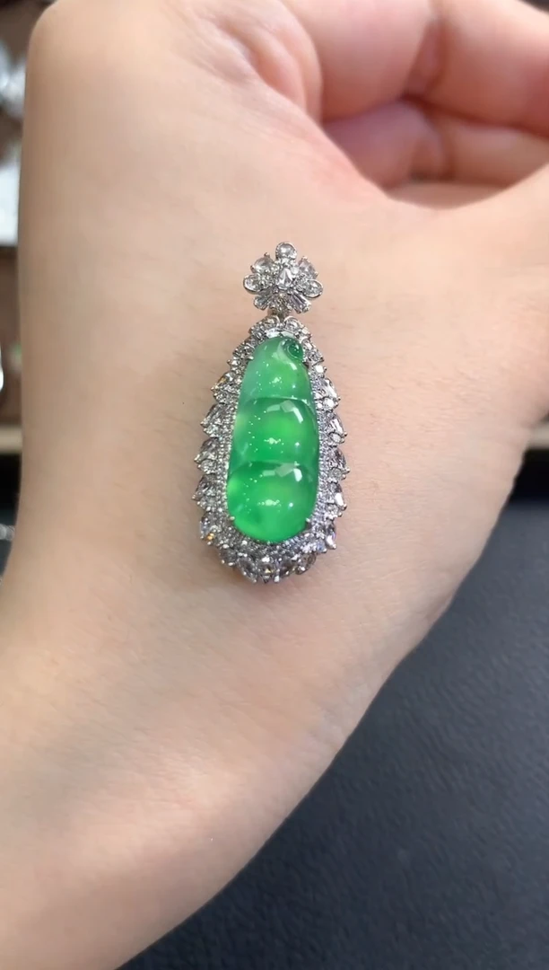 吊坠(不含链)18K金镶嵌翡翠春日珠宝 B97