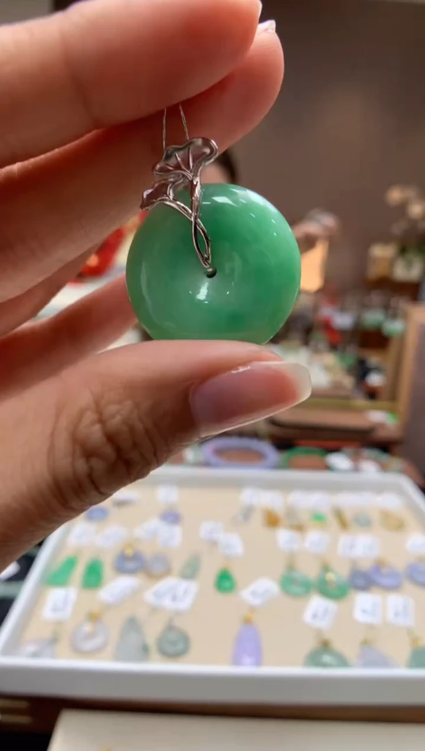 【闪购商品】翡翠颈饰18K金镶嵌平安扣