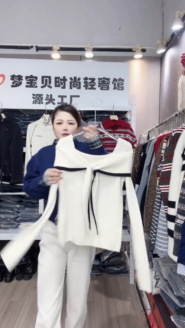 白色阔肩9999999999999