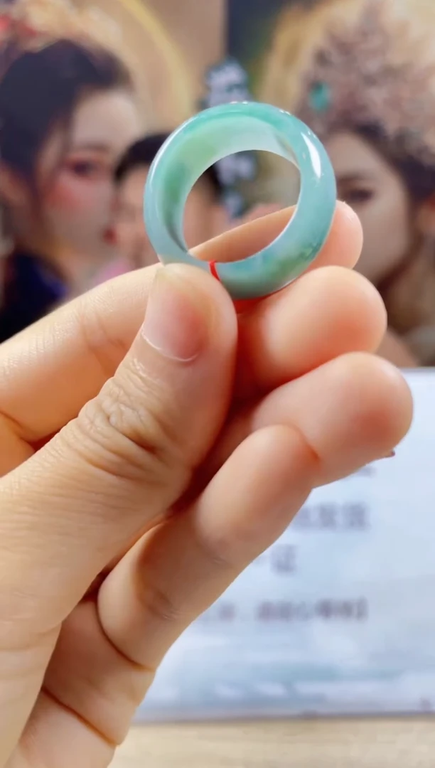 翡翠未镶嵌颈饰      *1