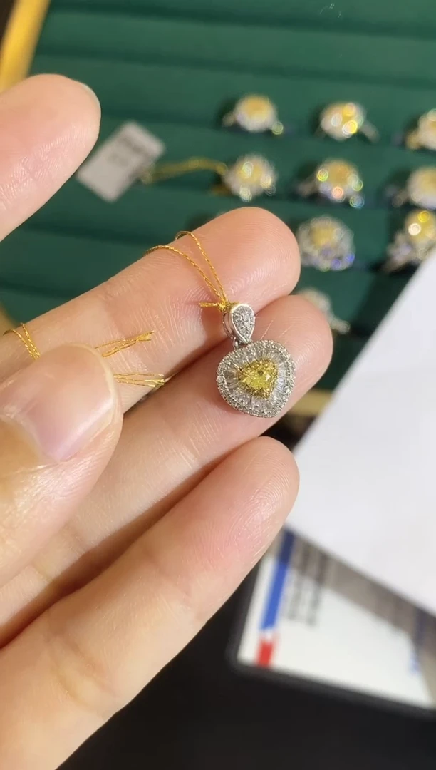 18K金镶嵌吊坠钻石111