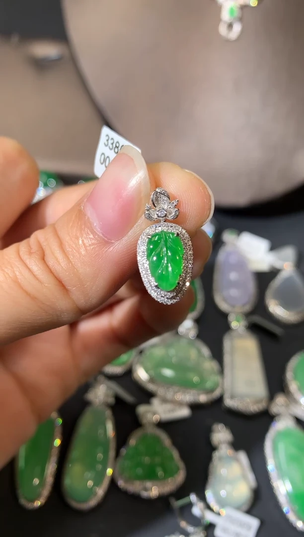 【闪购商品】翡翠吊坠(不含链)18K金镶嵌吊坠