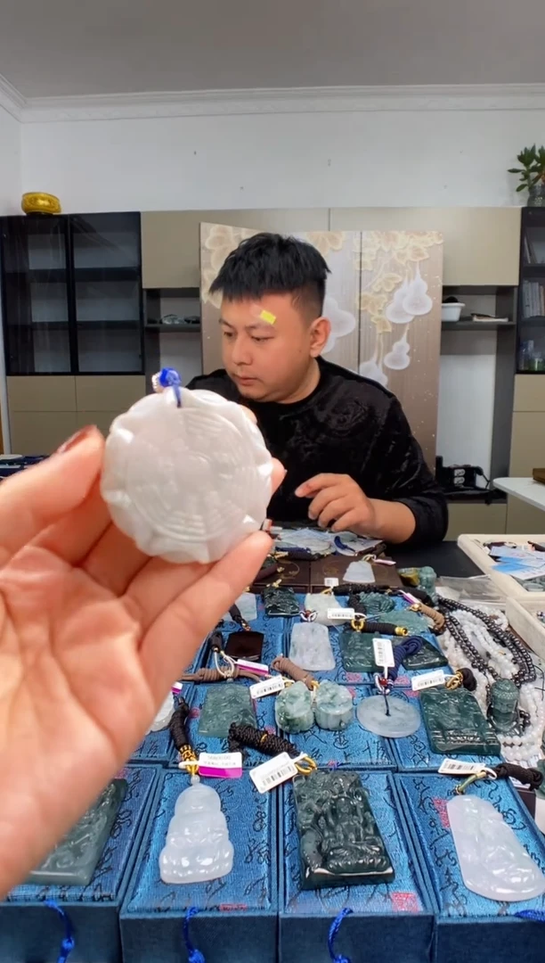 颈饰未镶嵌翡翠   多样性发其一