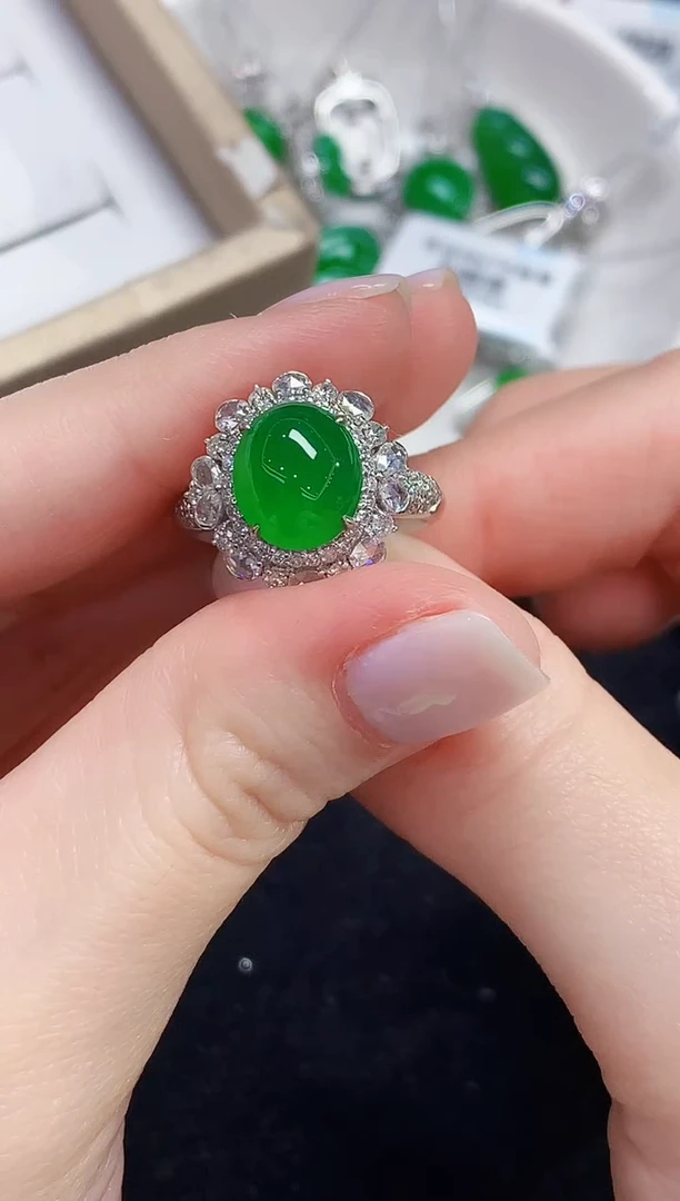 18K金镶嵌戒指翡翠多样性发其一