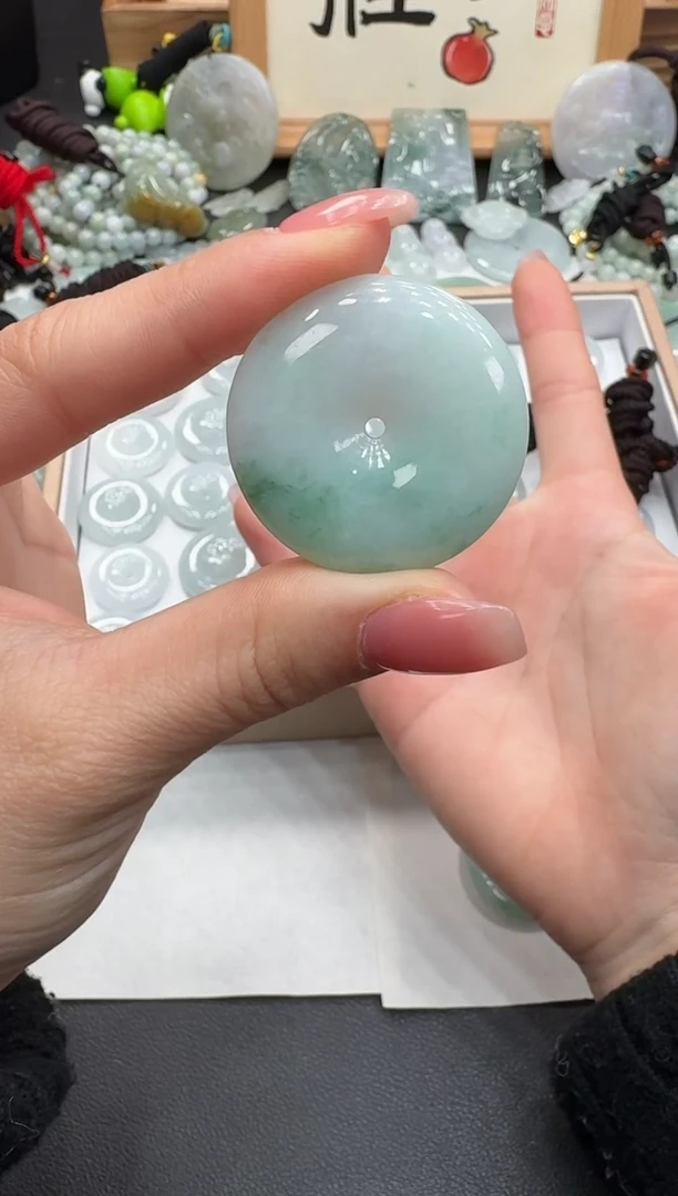 颈饰未镶嵌翡翠当****光扣子多样性发其一