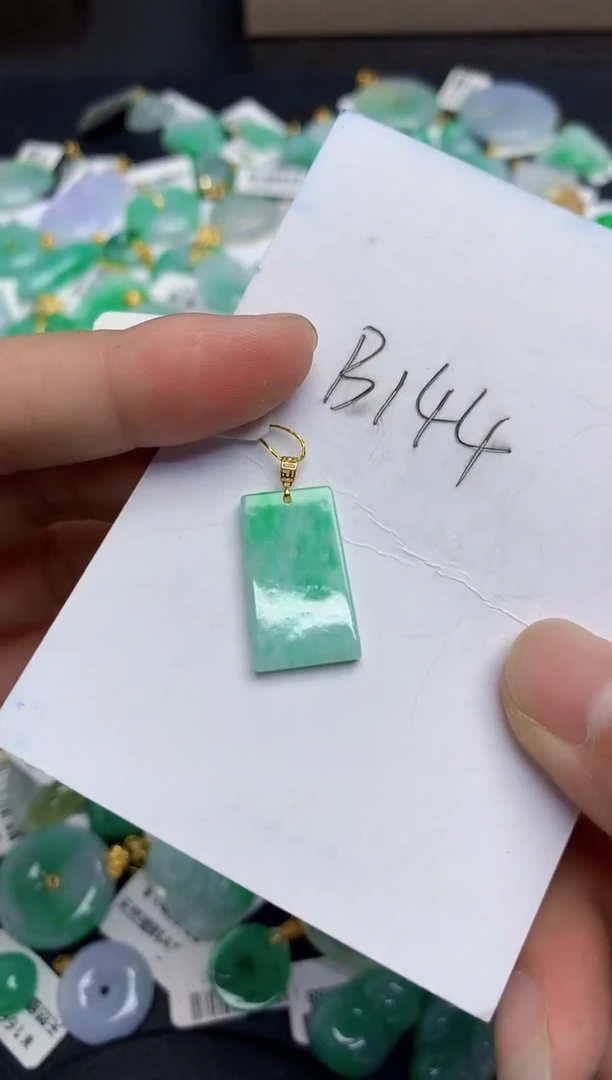 翡翠18K金镶嵌颈饰11111111