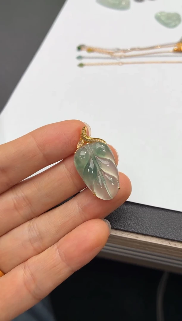 颈饰18K金镶嵌翡翠天然翡翠A货