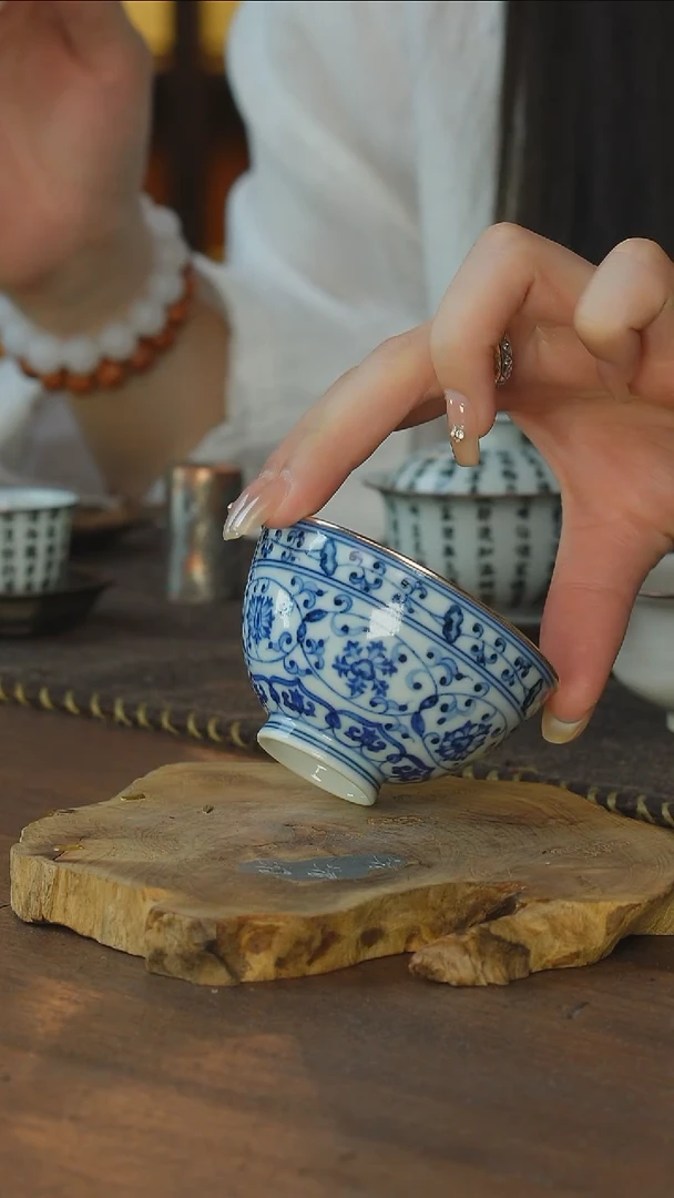 包银青花缠枝莲杯..