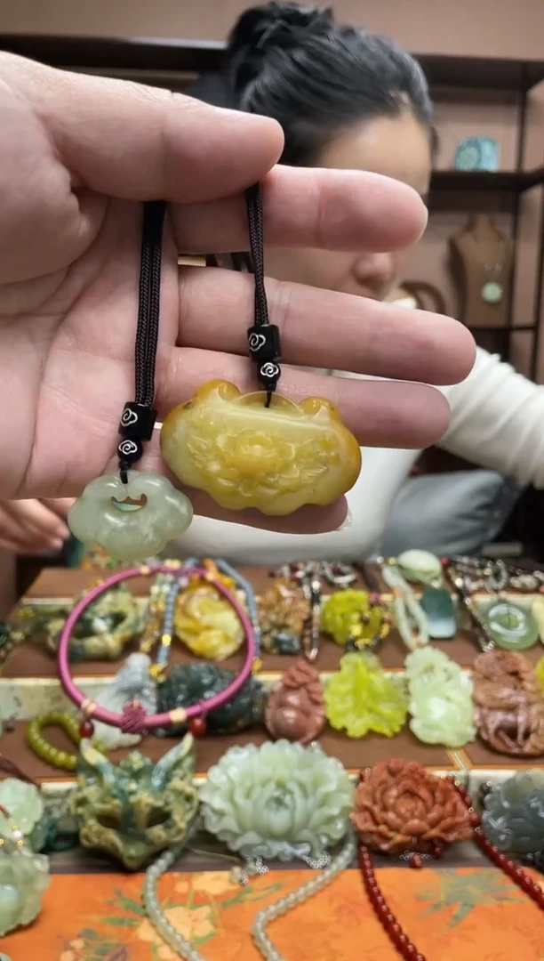 未镶嵌岫玉颈饰·