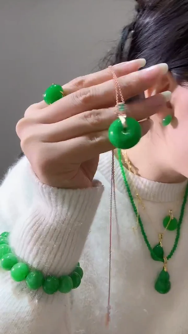 颈饰14K金镶嵌翡翠率面包扣