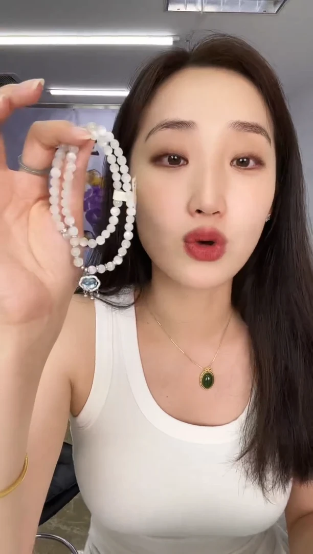 手链未镶嵌月光石 天然珠宝多样性发其一