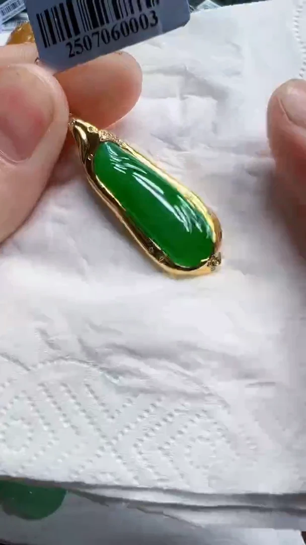 颈饰18K金镶嵌翡翠随型