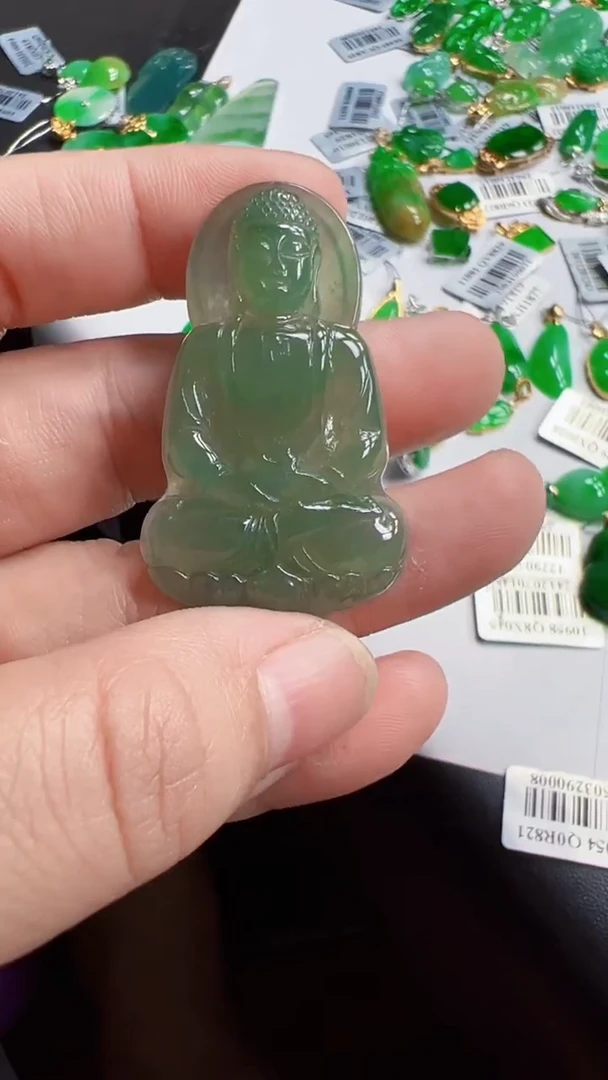 翡翠未镶嵌颈饰佛公