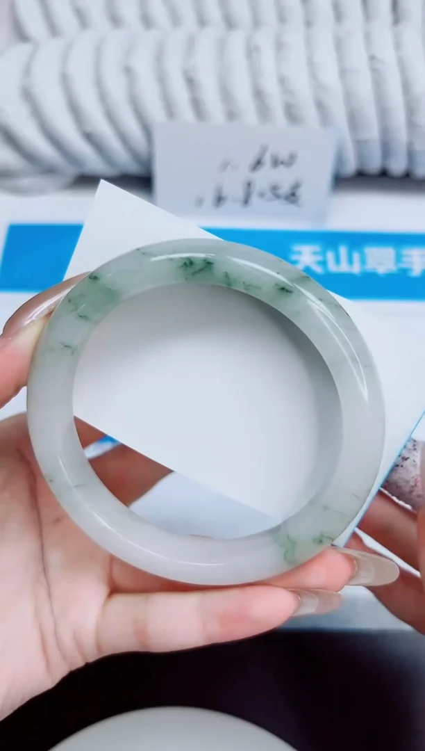 未镶嵌手镯石英质玉134/63.9