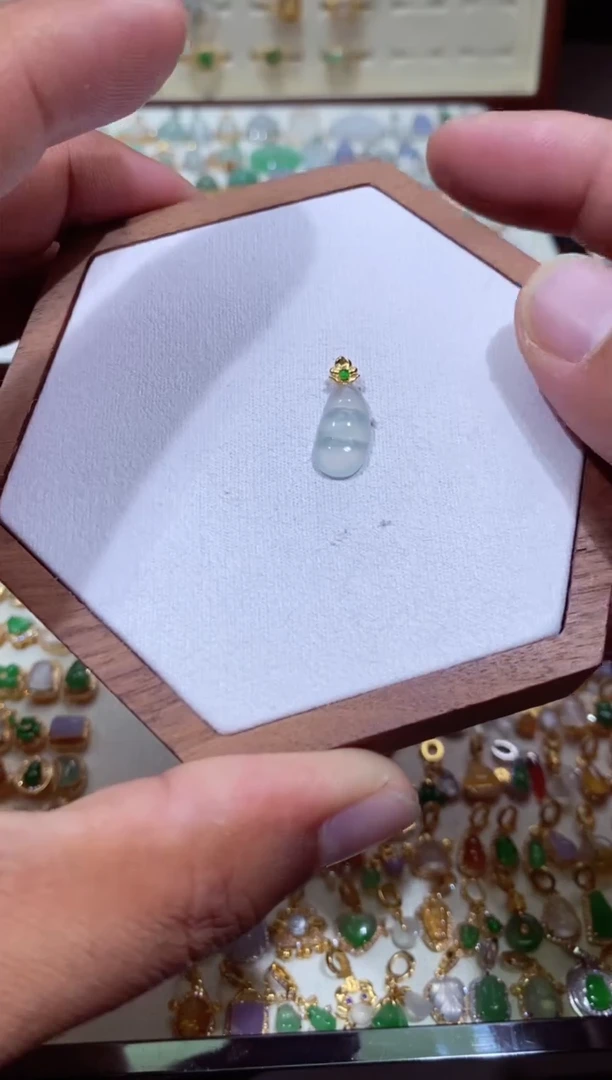 颈饰18K金镶嵌翡翠111111