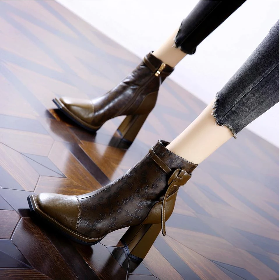 8CM拼接方头高跟靴子秋冬季新款帅气短靴设计感皮带扣粗跟马丁靴