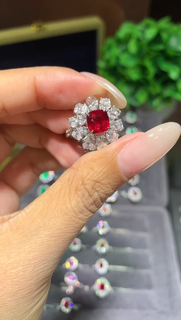 18K金镶嵌戒指红宝石2.03CT