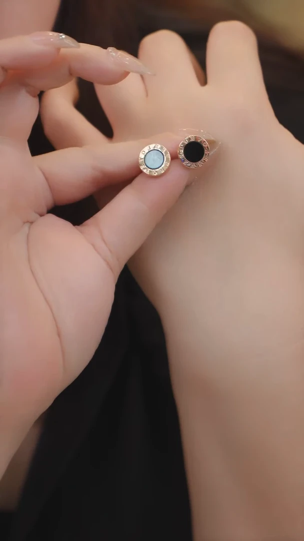 18K金镶嵌耳饰玛瑙/玉髓黑色