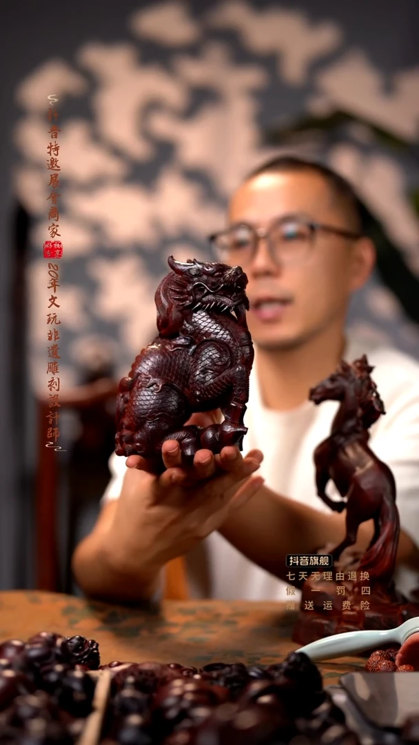 檀香紫檀（小叶紫檀）木雕款麒麟摆件