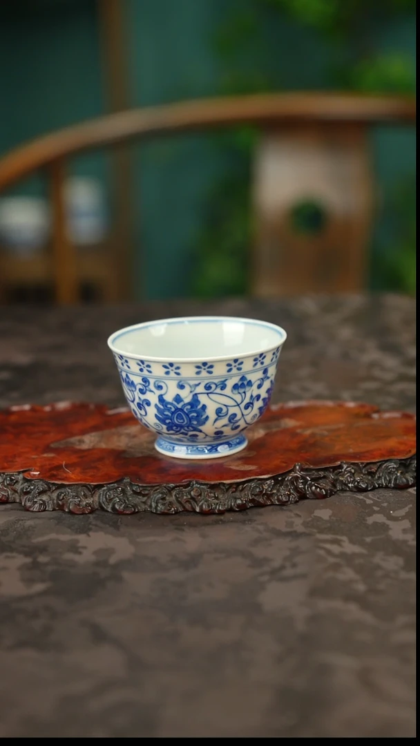 青花手绘缠枝莲主人杯