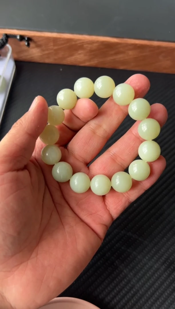 【闪购商品】未镶嵌和田玉手串且末微色差迪克兰二细卡14m