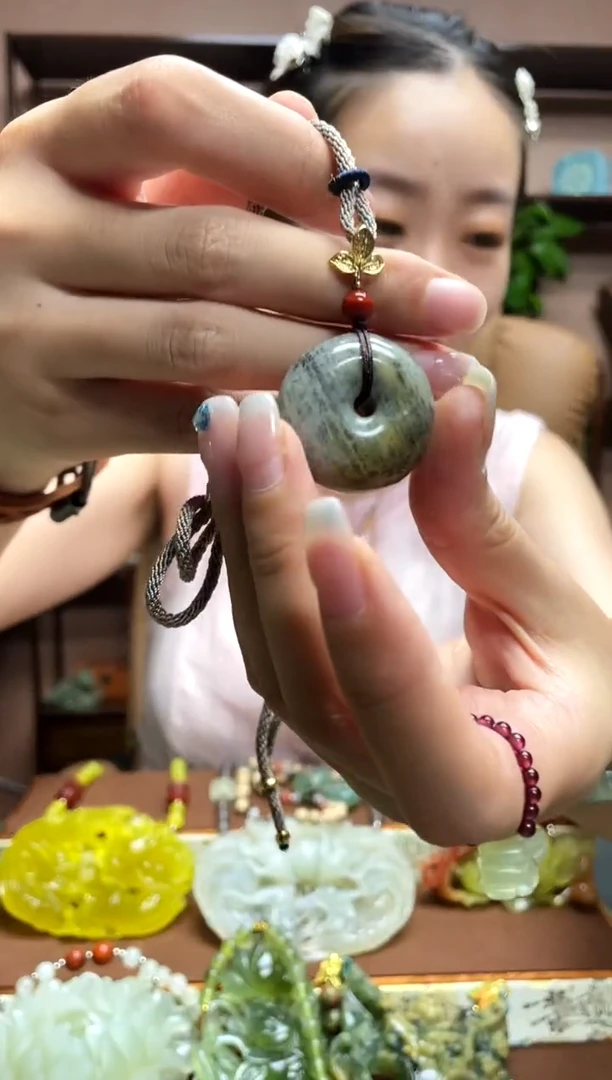 岫玉未镶嵌吊坠·