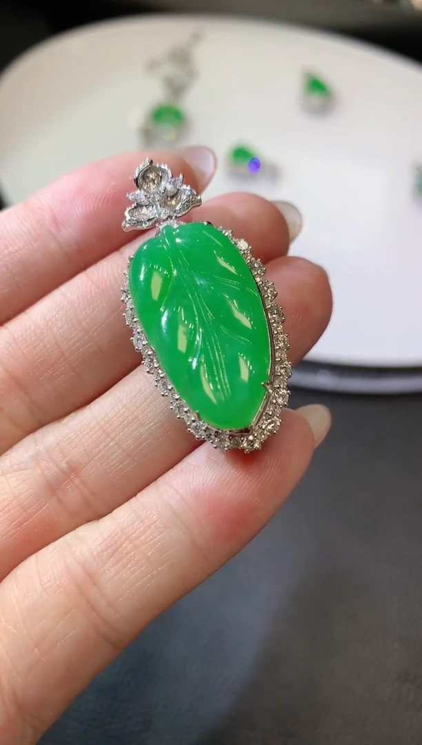 【闪购商品】翡翠吊坠(不含链)18K金镶嵌F84