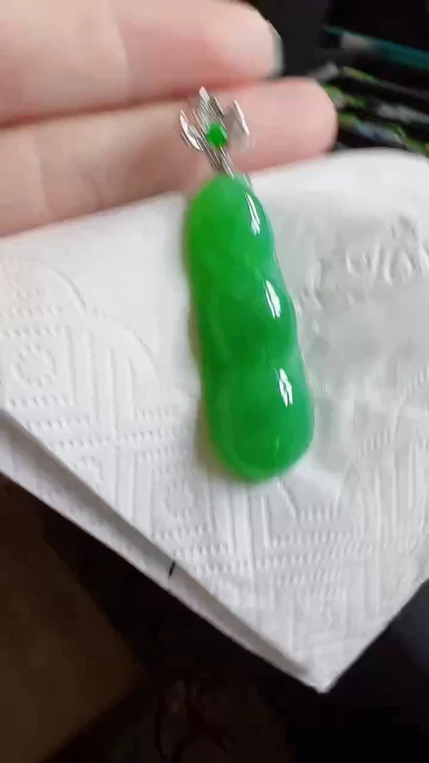 颈饰18K金镶嵌翡翠豆