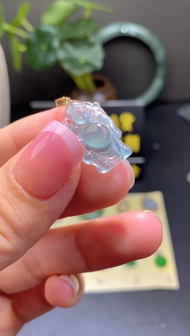 翡翠18K金镶嵌颈饰翡翠吊坠